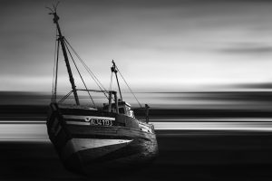 Photographie d'art bateau noir et blanc pose longue - Écho d’Écume - Navire échoué baie du Crotoy mer retirée - Tirage signé Hadrien Leloup