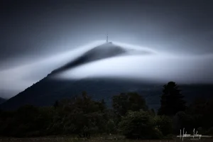 Photographie d'art clair obscur paysage heure bleue - Ombre Céleste - Puy de Dôme nuage lumineux - Tirage signé Hadrien Leloup