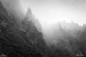 Photographie d'art montagne noir et blanc arbre solitaire - L'Épreuve du Versant - Rocher brume et résilience - Tirage signé Hadrien Leloup