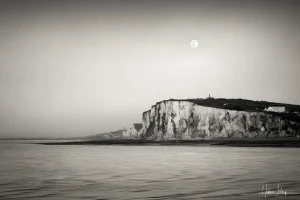 Photographie d'art mer lune noir et blanc - Éveil Lunaire - Falaises du Tréport statue et pleine lune - Tirage signé Hadrien Leloup