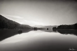 Photographie d'art reflet lac noir et blanc - Le Miroir des Songes - Montagne miroir eau calme - Tirage signé Hadrien Leloup