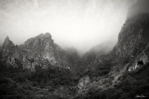 Photographie d'art paysage montagne nuage - Murmure sur l'Abîme - Falaise lumière et spirale d'or - Tirage signé Hadrien Leloup