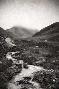 Photographie d'art rivière pose longue noir et blanc - La Rivière du Silence - Paysage montagne brume eau soyeuse - Tirage signé Hadrien Leloup