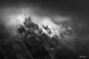 Photographie d'art montagne sommet noir et blanc - Sancy Ombre et Lumière - Pic Sancy nuage lumière soir - Tirage signé Hadrien Leloup