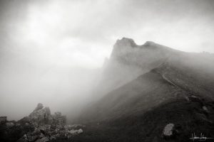 Photographie d'art montagne crête noir et blanc - Sentier des Possibles - Chemin sommet lumière nuages - Tirage signé Hadrien Leloup
