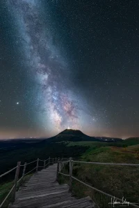 Photographie d'art voie lactée paysage nuit - Sentier Galactique - Puy de Dôme sous les étoiles escalier bois - Tirage signé Hadrien Leloup