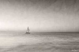 Photographie d'art bateau mer noir et blanc - Odyssée de l’Espérance - Navire seul horizon calme dessin au crayon - Tirage signé Hadrien Leloup