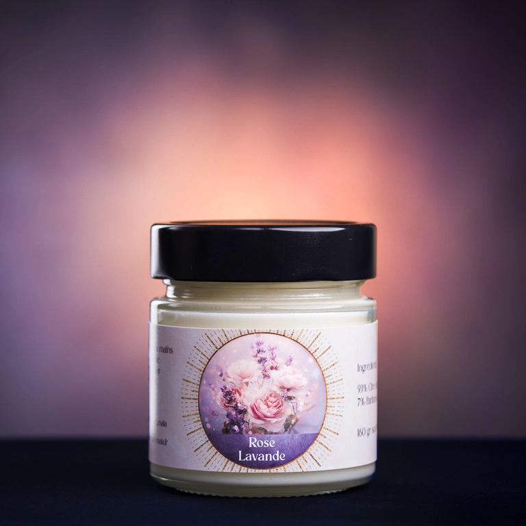 Photographie de produits d'une bougie parfumée artisanale sur un fond coloré par Hadrien Leloup, photographe d'entreprise à Clermont-Ferrand
