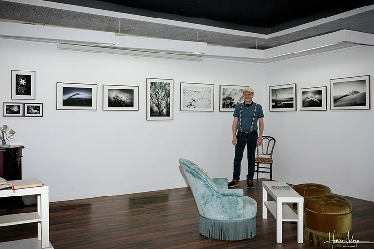 Hadrien Leloup, photographe auteur, devant ses tirages d'art lors de son exposition au Labo 1880 pendant les Arts en Balade 2024 à Clermont-Ferrand.