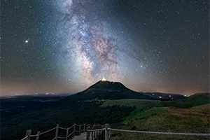 Voie lactée au-dessus du Puy de Dôme, photographie nocturne