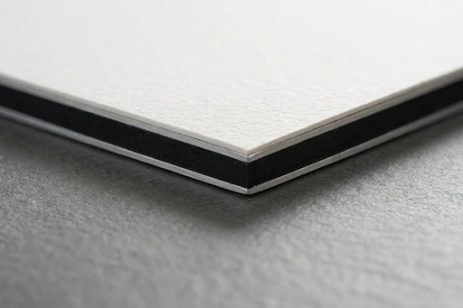 Gros plan d'un contre-collage sur Dibond, papier d'art coton blanc, sans impression.